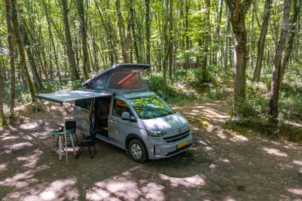 Demonte-Camper auf dem neuen VW Transporter, vollständig aufgebaut im Waldcamp