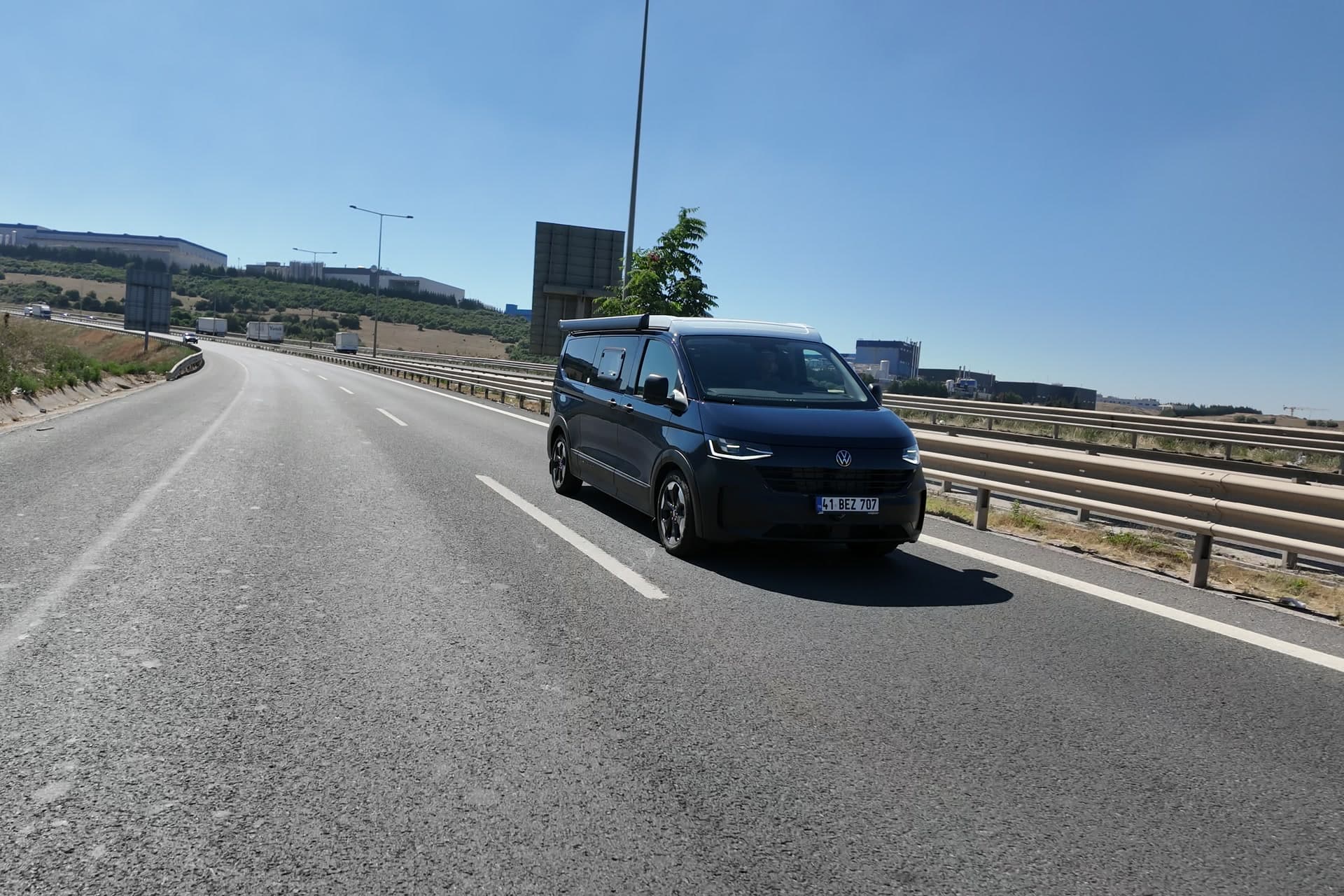 Ephesus auf dem dunkelblauen VW Transporter der neuen Generation auf der Autobahn, Aufstelldach geschlossen