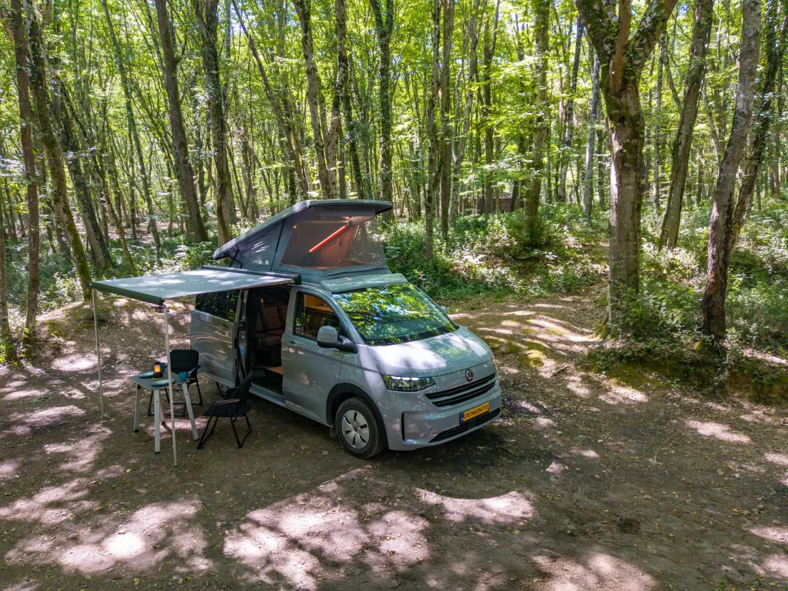 Demonte-Camper auf dem neuen VW Transporter, vollständig aufgebaut im Waldcamp