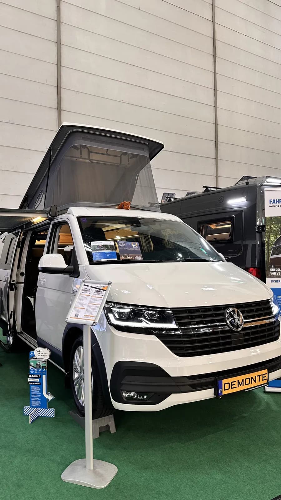 VW Transporter mit geöffnetem Aufstelldach