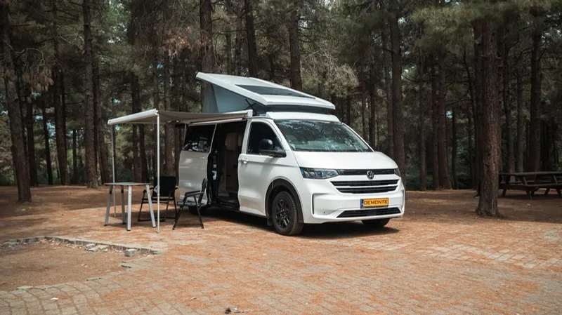 Ephesus auf gepflastertem Grund geparkt, Markise ausgefahren und Türen offen