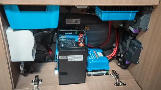 Das im Schrank untergebrachte Energiefach des Olympos mit Victron-Geräten, Versorgungsbatterie und Verkabelung