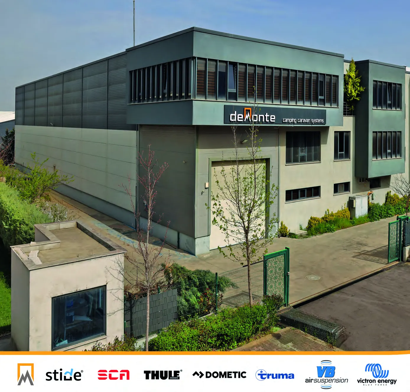 Demonte Caravan Katalog 2026, Seite 2: der Produktionsstandort in Dilovasi, Kocaeli und die Partnermarken STIDE, SCA, THULE, DOMETIC, truma, VB Air Suspension und Victron Energy