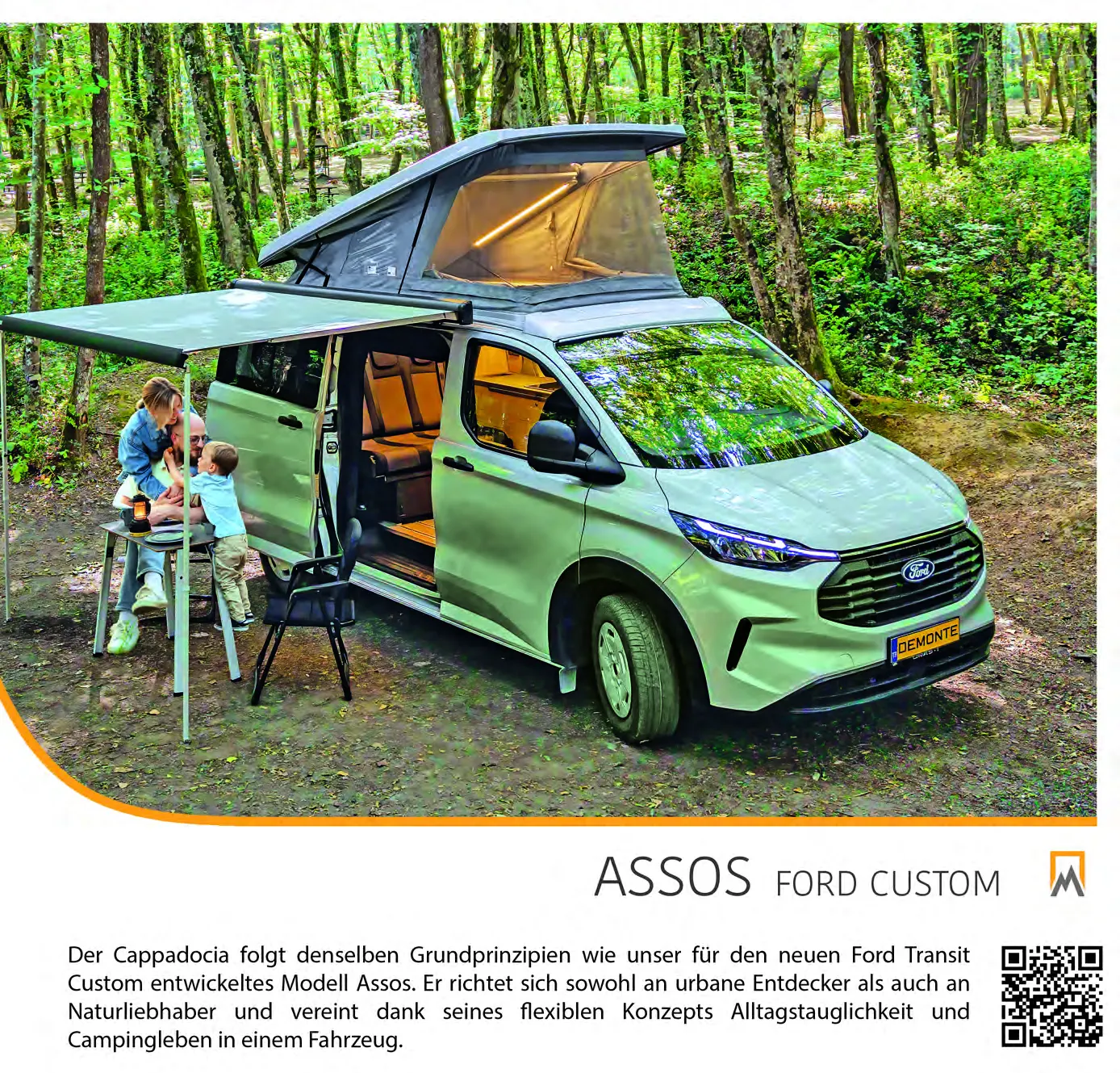 Demonte Caravan Katalog 2026, Seite 7: das Modell ASSOS auf Ford Transit Custom, eine Familie am Tisch unter der Markise im Wald