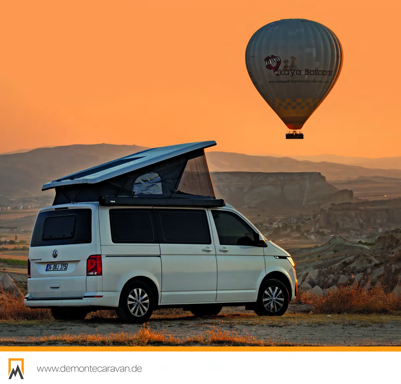 Demonte Caravan Katalog 2026, Seite 8: ein weißer VW Transporter mit aufgestelltem Dach, dahinter Heißluftballons über Kappadokien