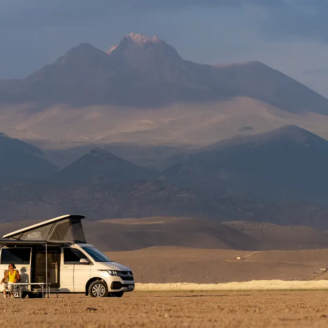 Der Vulkangipfel des Erciyes über der weiten Steppe