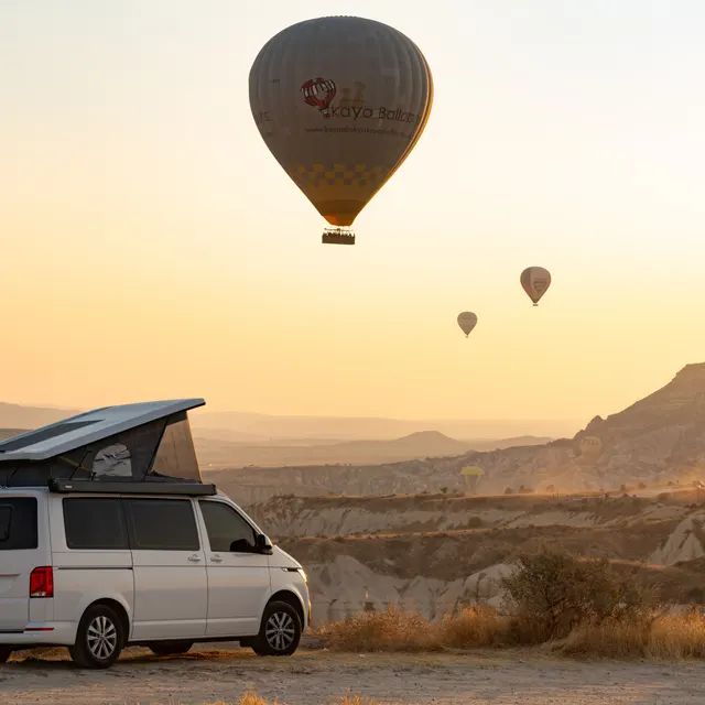 Heißluftballons über dem kappadokischen Tal beim Sonnenaufgang