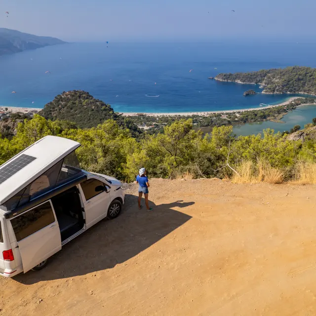 Die Lagune von Oludeniz und der Strand Belcekiz von oben, Gleitschirme über der Bucht